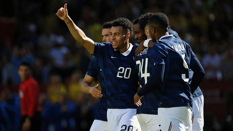 Desire Doué, da França, comemora com os companheiros de equipe após anotar um gol durante amistoso contra a Colômbia