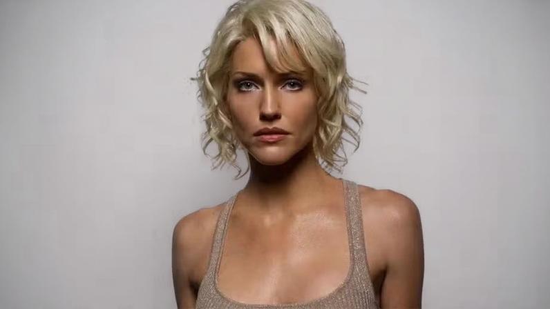 Tricia Helfer em 'Battlestar Galactica' — Foto: divulgação