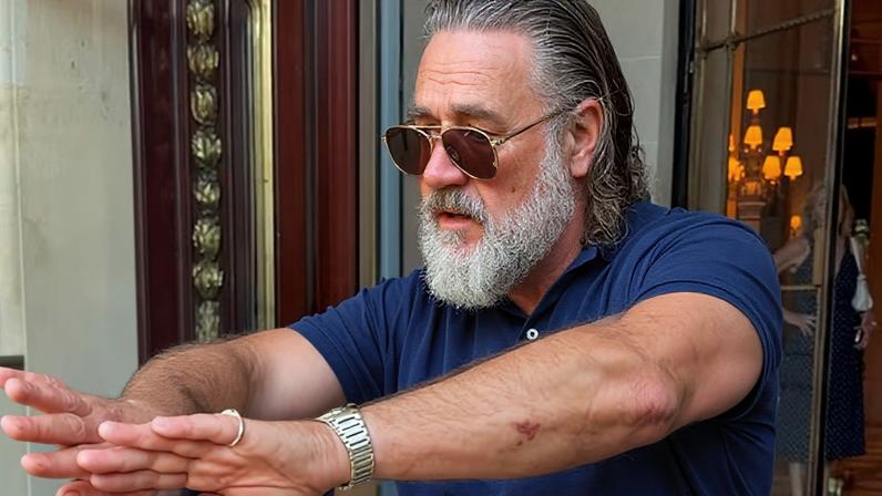 Russell Crowe em vídeo que viralizou nas redes — Foto: reprodução/X