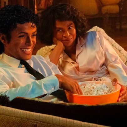 Atriz que viveu mãe de Michael Jackson na cinebiografia teve cláusula violada