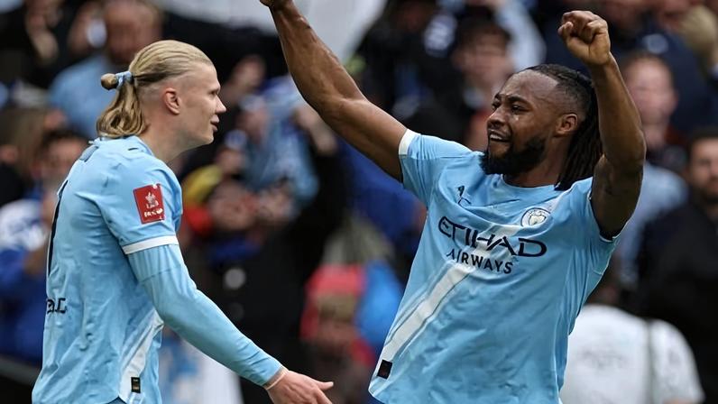 Semenyo comemora seu gol na final da Copa da Inglaterra
