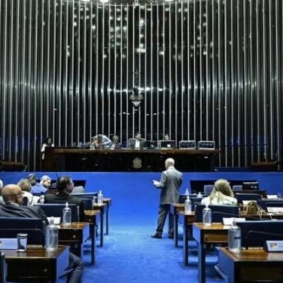 Senado vota piso de 5.130 reais para professores