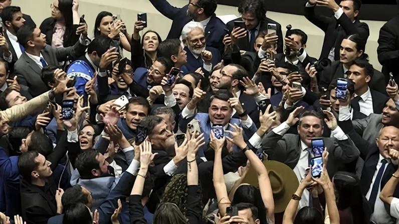 Plenário da Câmara dos Deputados durante sessão conjunta do Congresso Nacional destinada à deliberação do veto presidencial (VET 3/2026) ao projeto que trata da dosimetria das penas aplicadas aos condenados nos atos de 8 de janeiro