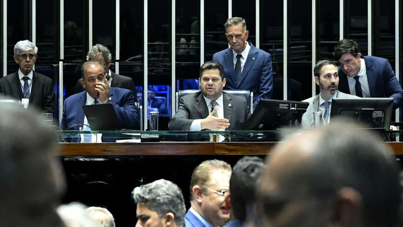 Plenário do Senado Federal durante sessão deliberativa ordinária. Ordem do dia. Na pauta, o substitutivo da Câmara ao PL 3.824/2023, que institui a Política Nacional de Indução à Docência na Educação Básica - Mais Professores para o Brasil. Mesa: senador Eduardo Gomes (PL-TO); presidente do Senado Federal, senador Davi Alcolumbre (União-AP); secretário-geral da Mesa do Senado Federal, Danilo Augusto Barboza de Aguiar. Foto: Carlos Moura/Agência Senado