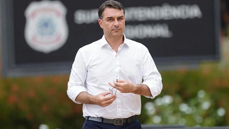 Flávio Bolsonaro relata ter sofrido ameaças de morte