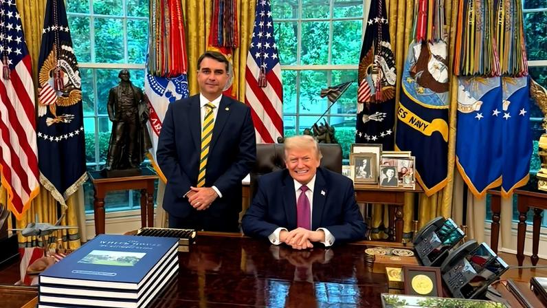 Senador Flávio Bolsonaro ao lado do presidente Donald Trump, na Casa Branca