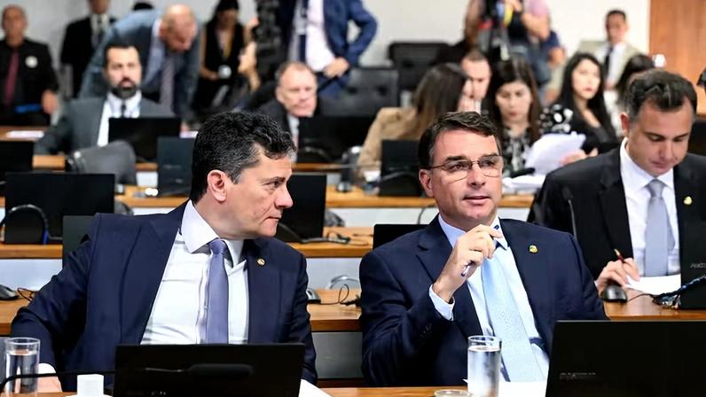 Senadores Sergio Moro (União-PR) e Flávio Bolsonaro (PL-RJ) em sessão da CCJ — Foto: Edilson Rodrigues/Agência Senado