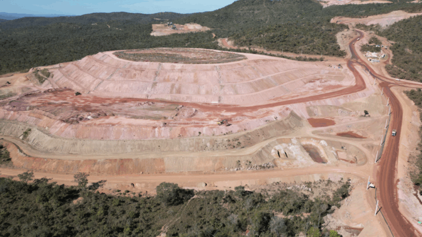 A Serra Verde iniciou as atividades de mineração em 2010 e recebeu autorização da Agência Nacional de Mineração