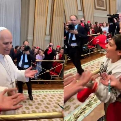 Papa Leão XIV reproduz gesto da trend six seven com crianças no Vaticano