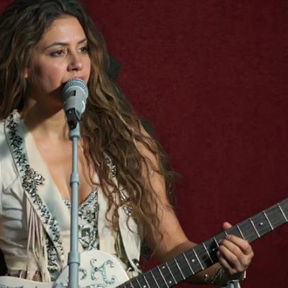 Shakira relembra chegada ao Brasil há 30 anos e uiva no palco