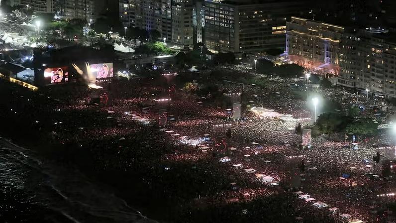 Multidão toma areia de Copacabana no show de Skakira, em noite de lua cheia e céu iluminado na Zona Sul do Rio