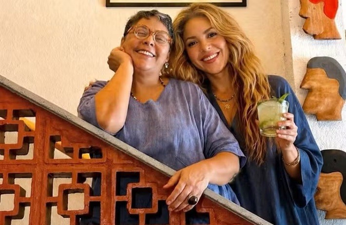 Chef Kátia Barbosa usa I.A. para posar com Shakira em seu restaurante no Rio, o Sofia — Foto: Reprodução/Instagram @barbosakatia