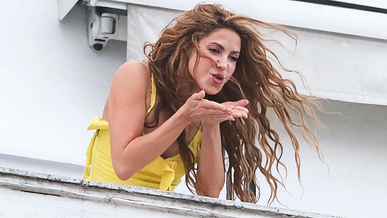 Shakira aparece de surpresa e dá tchauzinho para fãs no Copacabana Palace