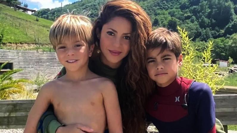Shakira com os filhos Milan, de 13 anos, e Sasha, de 11