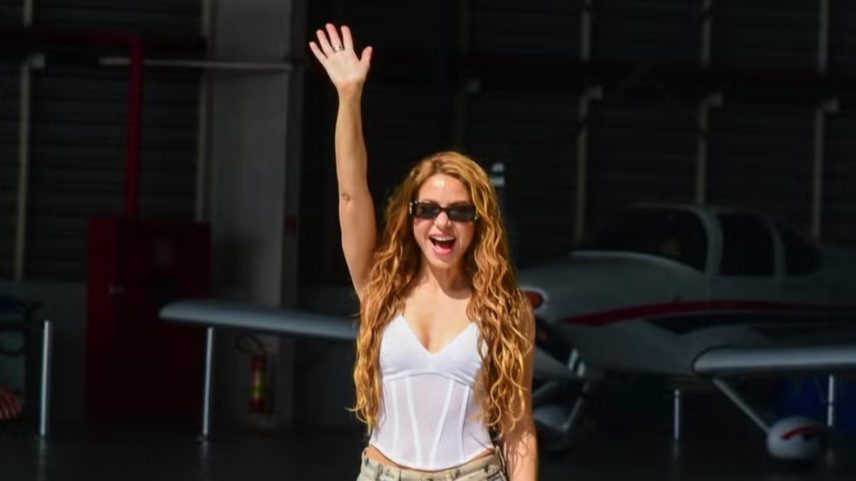 Shakira chega ao Rio — Foto: Webert Belicio / Agnews