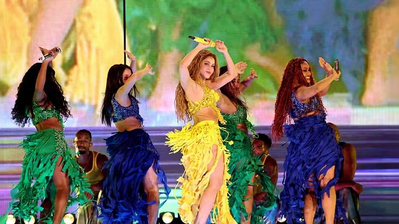 Shakira e dançarinas usando figurino assinado pela mineira Misha — Foto: Kevin Mazur/GettyImages