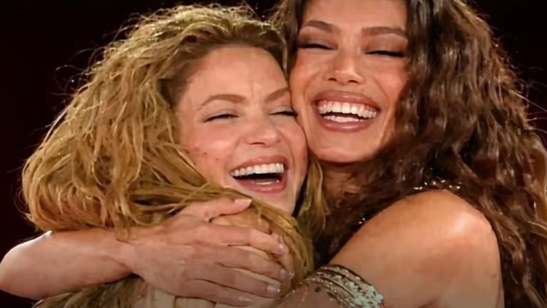 Shakira agradece a Anitta após show em Copacabana — Foto: Reprodução