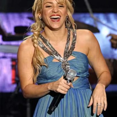 Pai de Shakira sofre isquemia; cantora soube antes do show, diz revista