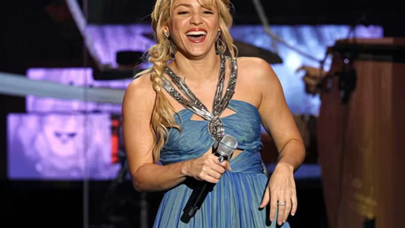 Shakira abraça seu pai, William Mebarak, em homenagem em Las Vegas — Foto: Reuters/Mario Anzuoni