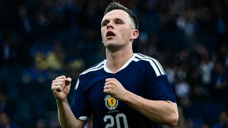 Shankland comemora gol marcado pela Escócia contra Curaçao em amistoso pré-Copa
