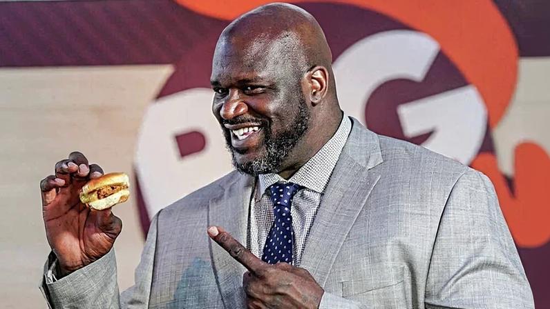 Shaquille O'Neal, de 2.16 m segurando um McChicken em tamanho real