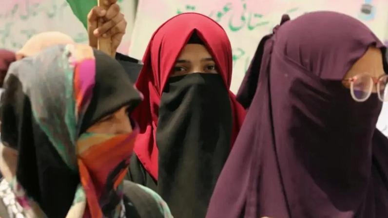 Mulheres usando véu islâmico no Paquistão: código de vestimenta é apenas um dos aspectos da Sharia, a lei islâmica. (Foto: REHAN KHAN/EFE/EPA)