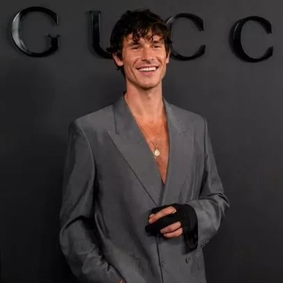 Shawn Mendes aparece com dedo enfaixado após flagra de mão ensanguentada
