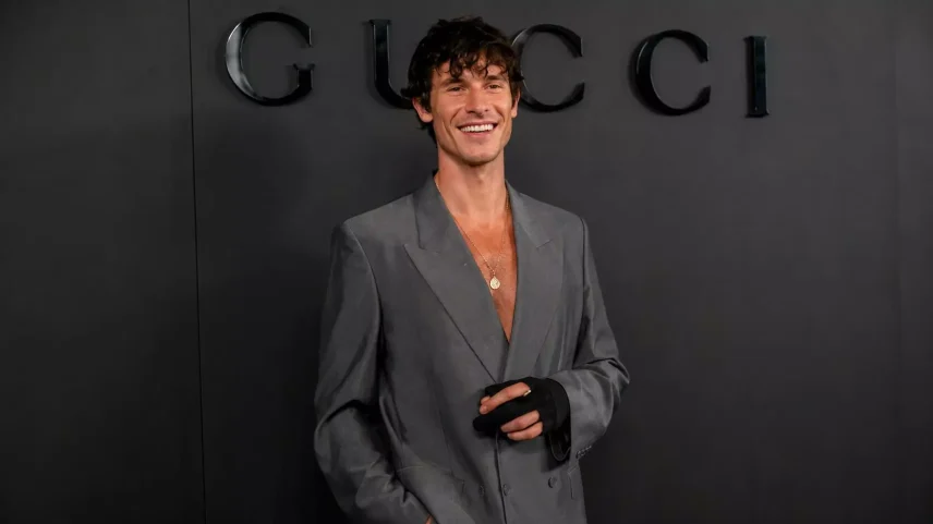 Shawn Mendes preocupa fãs ao surgir com dedo enfaixado após flagra de mão ensanguentada