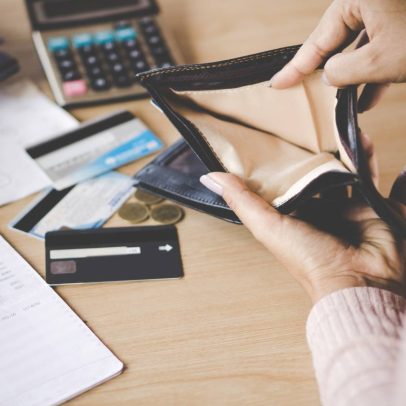 Inadimplência atinge 82,8 milhões de pessoas e dívida média supera o salário mínimo
