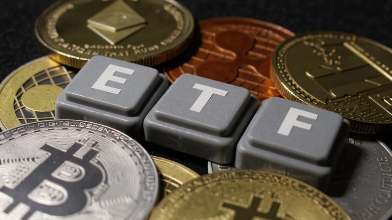 sigla ETF envolto a vários criptomoedas