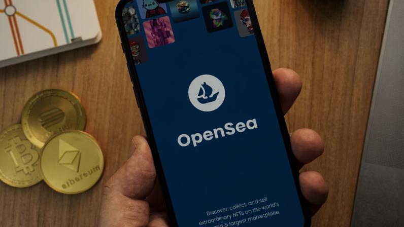 Celular com o logo da OpenSea e imagens NFT