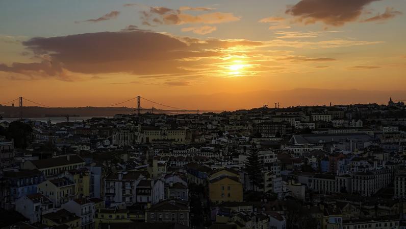 TÃO PERTO, TÃO LONGE - Lisboa: uma fatia crescente dos portugueses se queixa da alta presença estrangeira