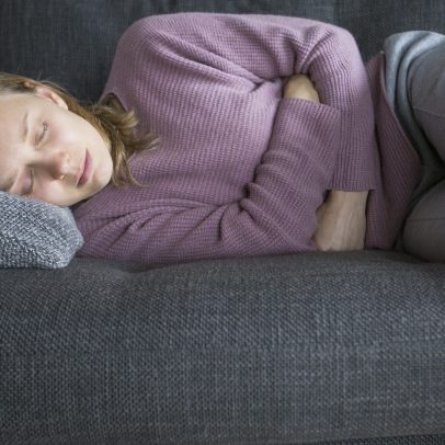 Cólicas menstruais levam 40% das meninas a faltarem às aulas no Brasil