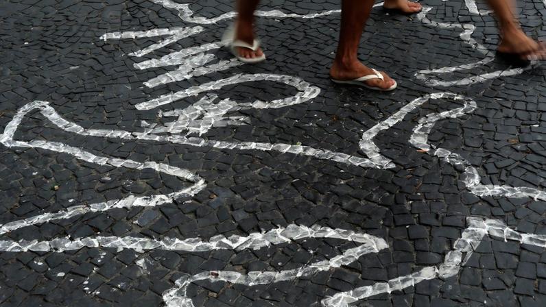 Rio de Janeiro - Campanha contra homicídios de jovens negros pinta centenas de silhuetas de corpos no chão do Largo da Carioca (Fernando Frazão/Arquivo Agência Brasil)