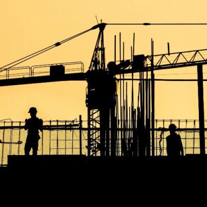 Pedreiro não será demitido por IA; emprego do futuro segue offline