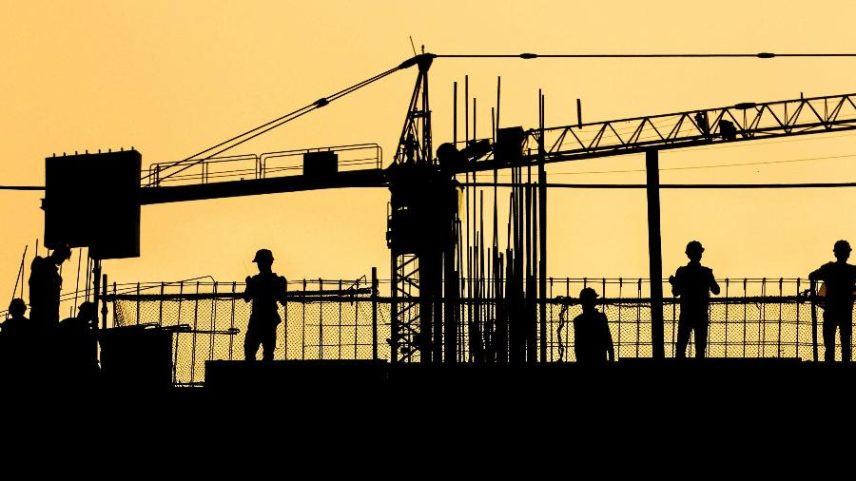 Silhuetas de homens trabalhando em construção