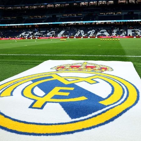 Símbolo do Real Madrid na estrada do gramado no Santiago Bernabéu
