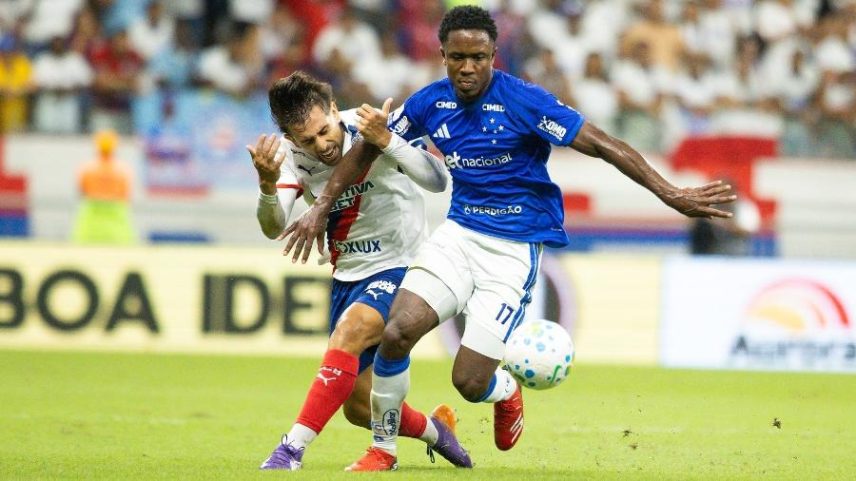 Sinisterra, do Cruzeiro, em ação contra o Bahia, pelo Brasileirão