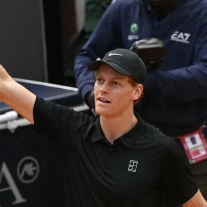 Sinner vence duelo de dois dias com Medvedev e vai à final de Roma