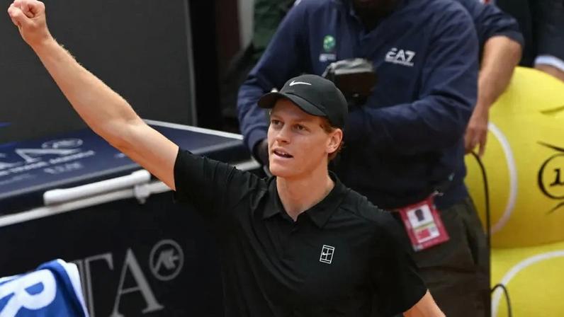 Jannik Sinner comemora durante duelo com Daniil Medvedev, na semifinal do Masters 1000 de Roma