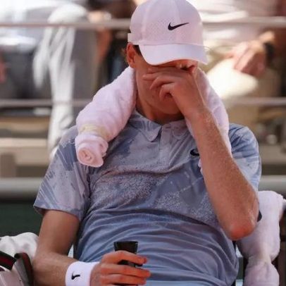 Sinner sofre com o calor em Paris e é eliminado no Roland Garros