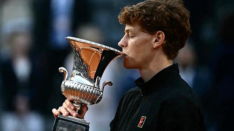 Jannik Sinner beija o troféu do Masters 1000 de Roma (Photo by Filippo MONTEFORTE / AFP)
