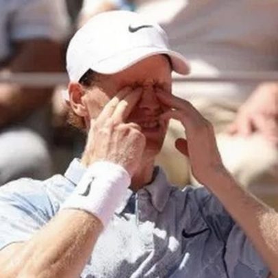 Sinner é eliminado do Roland Garros após problemas físicos