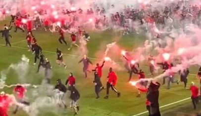 Torcedores do Slavia Praga invadem gramado e jogo do título é suspenso