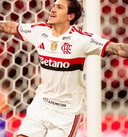 Sob olhares de Ancelotti, Pedro fez o gol de empate do Flamengo sobre o Athletico