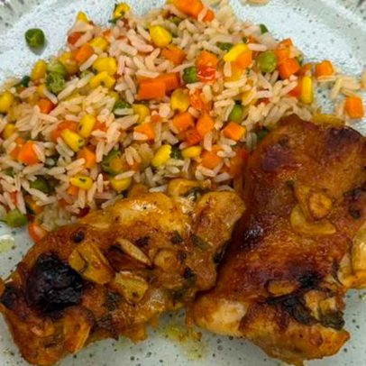 Sobrecoxa com mostarda e mel e arroz colorido de Talitha Morete