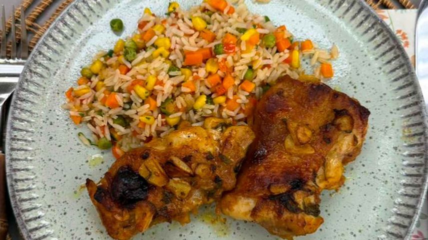 Receita de sobrecoxa com mostarda e mel e arroz colorido da Talitha Morete — Foto: Globo/Carol Cypriano