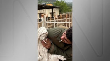 Um dos soldados de Israel segura um cigarro junto à boca da estátua da Virgem Maria no Líbano