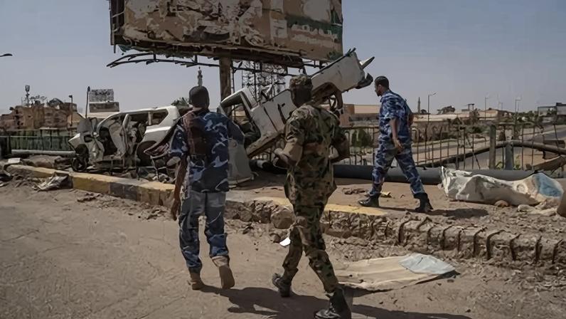 Soldados das Forças Armadas Sudanesas na agora desativada Ponte Shambat em Cartum, que liga Omdurman ao bairro de Bahri em Cartum, em abril