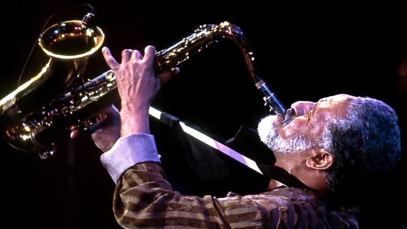 Sonny Rollins toca um saxofone